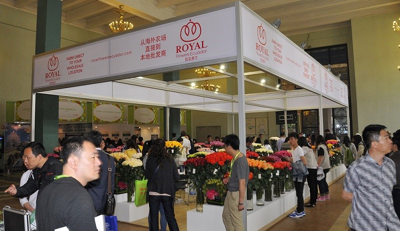 第16届中国国际花卉园艺展上观众围观各国花卉